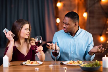 Restoranda, kız arkadaşıyla cep telefonuyla tartışan kızgın siyahi bir adam var. Sevgililer Günü 'nde romantik bir akşam yemeği sırasında ilişki sorunları yaşayan çok ırklı genç bir çift.