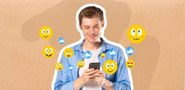 Genç bir adam, neşeli emojilerle çevrili akıllı telefonuyla sohbet ederken gülümsüyor. Sosyal medya etkileşimlerini seviyor, neşeli bir bağlantı anını vurguluyor..