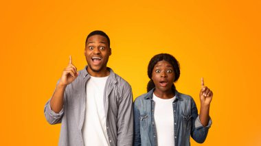 Fikir kavramı. Heyecanlı Afro-Amerikan Çifti Sarı Arkaplan 'ın üzerinde tek başlarına dikilirken, Duygusal Siyah Adam ve Kadın Sorun Çözümü Buldu, Boşluğu Kopyala