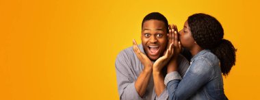 Dedikodu Konsepti. Siyahi Kadın Heyecanlı Erkek arkadaşıyla Sırlarını Paylaşıyor, Şaşırmış Afrikalı Amerikalı Adam Sarışın Stüdyo Arkaplanı, Serbest Alan