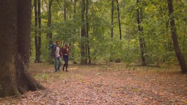 Arkadaşlar yemyeşil bir ormanda yürürken aktif bir yaşam tarzının tadını çıkarırlar. Sonbahar yaprakları doğayı kucaklarken ayaklarının altında renkli bir halı oluşturur..