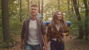 Bir çift ormanda yürüyüşe çıkar, sırt çantalarıyla birlikte doğayı keşfederler. Güneş ağaçların arasından süzülüp, el ele yürürken sıcak ve davetkar bir atmosfer yaratır..