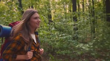 İki arkadaş kamp ateşinin etrafında toplanıp yıldızların altında şekerleme kızartıyorlar. Çadırlar ve kamp malzemeleri ormanlık, sakin bir yere kurulmuş..