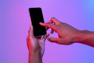 Erkek Eller Mor Arkaplanda Siyah Ekran Işıklı Akıllı Telefon Kullanıyor, Bilinmeyen Afro-Amerikan Adam Telefon Ekranına Dokunuyor, Yeni Uygulama ya da Kaydırma Web Sitesine Bakıyor, Mockup Image