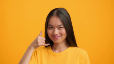 Uzun siyah saçlı bin yıllık bir kadın şakacı bir telefon konuşması yapıyor. Parlak sarı bir gömlek giyiyor, pozitif enerji yayıyor..