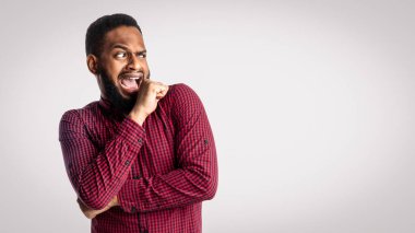 Beyaz arka planda korku içinde duran korkmuş siyahi adam. Stüdyoda korkmuş Afrikalı adam pozu. Bu kavram, Reklam Sancağı 'ndan korkuyorum. Metin için Boşluk