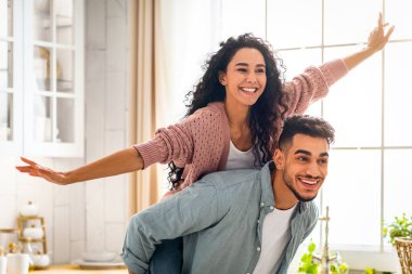 Neşeli Orta Doğulu Eşlerin Mutfak İçi 'nde Eğlenmesi, Yakışıklı Arap Adam' ın Neşeli Karısı, Mutlu Çekici Bayan Keyifli Yolculuk, Uçan Eller Gibi Yayılması, Uzay Kopyalama