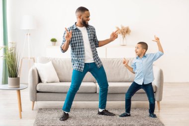 Mutlu Afrikalı baba ve oğul evde eğleniyor. Tam Uzunluk Çekimi, Metin İçin Boş Alan. Küçük Oğlan ve Babası Hafta Sonu Birlikte Dans ve Kaynaşma