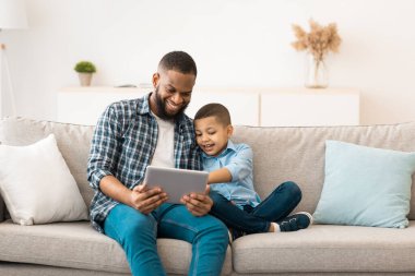 Genç siyah bir baba ve küçük bir oğul birlikte internet taraması yapıyor ve hafta sonları evdeki koltukta oturup internetten film izliyorlar. Aile, Gadget 'lar. Baba ve Çocuk Bilgisayar Konsepti Kullanıyor