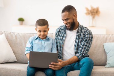 Kara Baba ve Oğlu dizüstü bilgisayar kullanarak hafta sonları evdeki kanepede oturup çizgi film izliyorlar. Genç babası ve çocuğu birlikte internete bakıyorlardı. Modern Gadget Kavramı