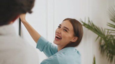 Beyaz bir aile yeni evlerine taşınmayı kutluyor. Neşeli anlar bavullarını açtıkça paylaşılıyor ve bu heyecan verici geçiş sırasında mekanı evindeymiş gibi hissettiriyor..