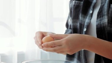 Bir anne ve kızı, hamuru sarmak ve malzemeleri hazırlamak için mutfakta bir anı neşeyle paylaşıyorlar. Gülüşleri ve şefkatleri evdeki aile hayatının sıcaklığını vurguluyor..