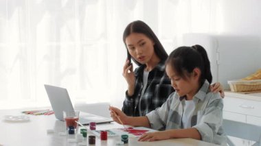 Parlak bir mutfakta, bir anne ve kızı yaratıcı bir aktiviteye girişir. Kız resim yaparken anne rehberlik eder, bağlarını gösterir ve sanata ve öğrenmeye olan sevgisini paylaşır..