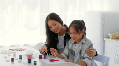 Güneşli bir mutfakta, bir anne ve kızı birlikte resim yaparken neşeli anları paylaşırlar. Kahkahaları ve aşkları boşluğu doldururken yaratıcılıkları tuvale yayılıyor..