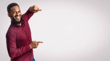Gülümseyen Afrikalı Adam Boş Yer Gösteriyor Beyaz Arkaplanda Duruyor, Stüdyo Çekimi. Şuraya bak, Büyük Teklif Reklamı. Siyah Adam Metninin Reklamını Yapıyor