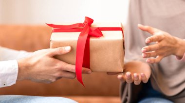 Müslüman Koca Karıya Hediye Kutusu Veriyor, Ellerin Kapanışı, Sevgililer Günü 'nü Kapalı Oturarak Kutluyor. Sevgililer günü ve doğum günü kutlamaları, hediyeler ve hediyeler. Kırpılmış