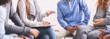 Rehabilitasyonda terapi grubu üyeleriyle sorun tartışması. Kesilmiş görüntü, panorama.