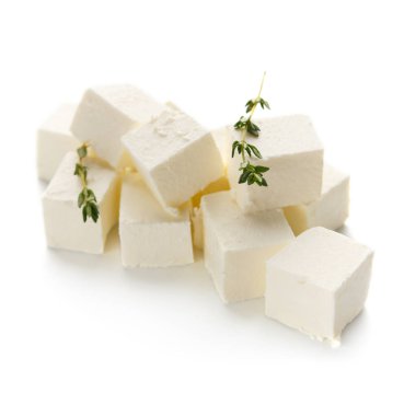 Beyaz arka planda feta peynir küpleri ve kekik