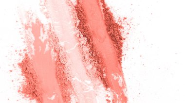 Ezilmiş mercan tozu izleri kozmetik örneği olarak izole edilmiş beyaz arka plan