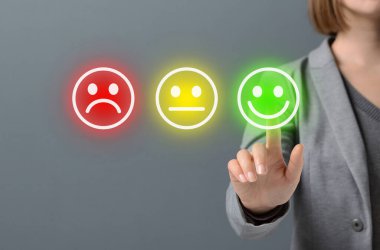 Müşteri değerlendirmesi mükemmel. İş kadını memnuniyet anketi için en iyi notu veriyor, gri arka plan