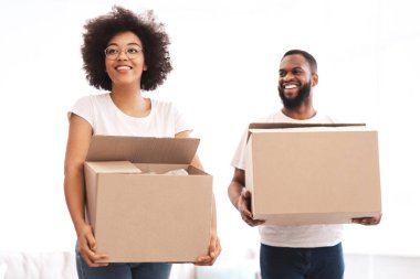 Afrika kökenli Amerikalı eşler taşınma kutularını Yeni Ev 'e taşıyorlar. Gayrimenkul ve Genç Aile Konutları. Yer ve Kiralık Daire. Seçici Odaklanma