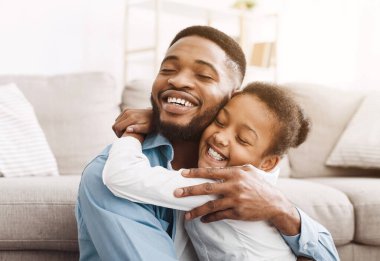 Kucaklama baba sevgi ve hassasiyet evde çok güzel