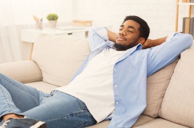 Sonunda hafta sonu genç Afro-Amerikalı adam evde dinleniyor, evdeki kanepede dinleniyor, boşluğu kopyalıyor.