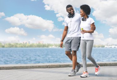 Neşeli Siyah Çift Sarılma ve Sabah Run sonra Nehir Kıyısında Yürüyüş. Panorama, Boş Alan