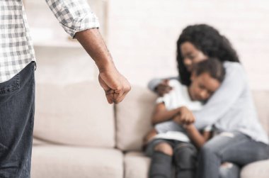 Aile içi şiddet. Anne ve kızı evde tacize uğramış, anne çocuğu babadan koruyor..