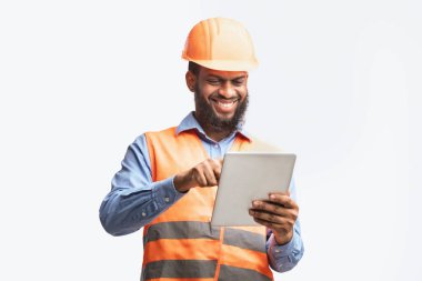 Beyaz Stüdyo Arkaplanı Üzerinde Duran İnşaat Alanı Denetim Projesinde Dijital Tablet Kullanan Mimari.