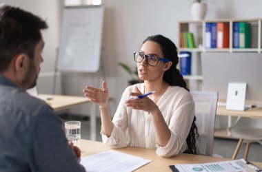 İki genç iş arkadaşı iletişim kuruyor, iş projelerini tartışıyor, modern ofiste buluşuyorlar. Milenyum iş kadını ve iş adamı beyin fırtınası, takım olarak çalışmak.