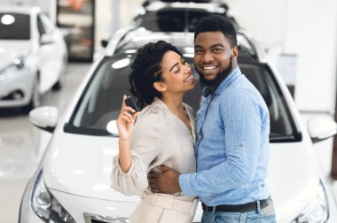 Afro Çiftler Araba Anahtarı Kucaklaşması Dükkanında Bekliyor. Otomobil Konsepti Alınıyor.