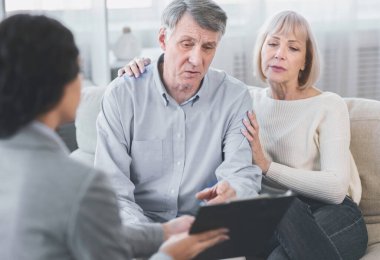 Son arzum ve vasiyetim. Kıdemli adam, karısıyla kanepede oturuyor, belgeleri kontrol ediyor, danışmanla evrakları imzalıyor.