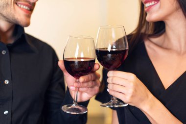 - Şerefe. Kırmızı şarap içen, el ele tutuşan, Aziz Sevgililer Günü 'nü ya da restoranda ya da evde yıldönümünü kutlayan ve gülen mutlu bir adamla kadının yakın çekimi.