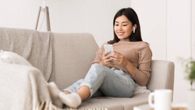 Milenyum kızı hava podlarında müzikten hoşlanıyor, sosyal ağlarda arkadaşlarıyla sohbet ediyor, panorama