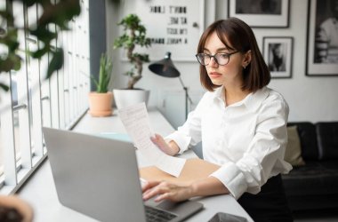 Başarılı bir girişimcilik kariyeri var. Masada dizüstü bilgisayarla oturan, kafede ya da ofisin içinde doküman okuyan mutlu bir bayan. Modern iş ve iş, başlangıç planlaması