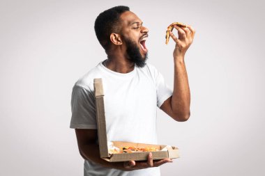 Beyaz Stüdyo Arkaplanının Üzerinde Pizza Bekleyen Afro-Amerikan Adam 'ın Pizza Bekleme Kutusu Pozu. Lezzetli Junk Food, Pizza Teslimat Konsepti. Panorama, Metin İçin Boş Alan