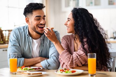 Kahvaltı vakti geldi. Neşeli bir Arap çifti mutfakta birlikte sabah yemeği yiyor, lezzetli yemeklerden zevk alıyor, karısını tostla besliyor, Orta Doğulu genç eşler evde eğleniyor,