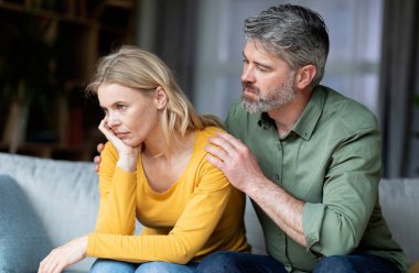 Sevgili Orta Çağ Kocasının Evde Üzüntülü Karısını Rahatlatması, Endişeli Adam 'ın Kavgadan Sonra Özür Dilemesi, Üzgün Souse' a Destek Vermesi, Olgun Çift İlişki Krizi, Yakın Çekim,