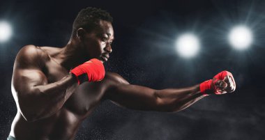 Boks sahasında dövüşen kırmızı boksör, stadyum ışıkları arka planı, kopyalama alanı