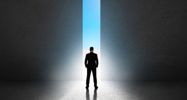 Dev kapıya karşı adam silueti. Son her zaman başlıyor.