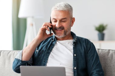Evdeki kanepede otururken telefonda konuşan ve dizüstü bilgisayar kullanan neşeli bir son sınıf öğrencisi. Çevrimiçi işi olan, müşteriyle ya da iş ortağıyla konuşan, gülümseyen olgun bir serbest çalışan.