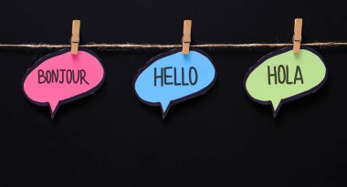 Konuşma kabarcıkları ip, siyah arka plan asılı üç dilde İngilizce okul reklam afiş