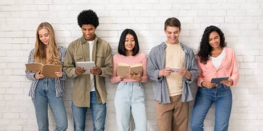 Yeni öğrenme, sınav, eğitim ve ödev eğitimi. Komik gençler, çok kültürlü insanlar, kitaplar ve aletler okurlar ve sınıflarda, beyaz duvar arkasında, stüdyo çekimlerinde, boş alanlarda takım çalışırlar.