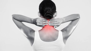 Boynundaki iltihaplı bölgeye dokunan yorgun genç bir kadının arka plan görüntüsü. Servikal osteokondroz, masaj ve ovma sorunu var. Kırmızı alan, mavi ve beyaz gri stüdyo arka plan.