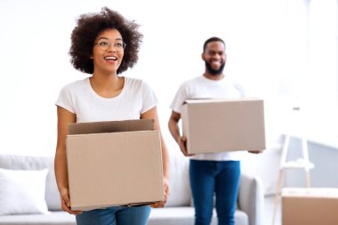 Neşeli Kara Eşler Taşındıktan sonra Taşınan Kutuları Taşıyarak Birlikte Yeni Eve Girdiler. Genç Aile Konutları, Gayrimenkul ve Daire Sahipliği Konsepti. Seçici Odaklanma