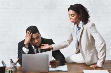 İş yerinde cinsel taciz. Bayan patron, erkek sekreterini ofisinde taciz ediyor.