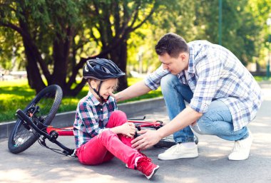 Özenli Baba Bisiklet Kazasından Sonra Kızını Teselli Ediyor, Bacağını kontrol ediyor