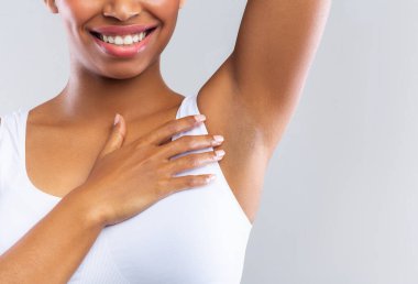 Kılsız, koltuk altı kılsız, koltuk altı ağda konsepti olan siyah bir kadın.