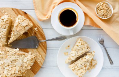 Klasik Napoleon kek kahve Kupası en iyi manzaralı. Geleneksel yağlı tatlı puf böreği ve muhallebi, Rus yemekleri ile tedavi, kopya alanı